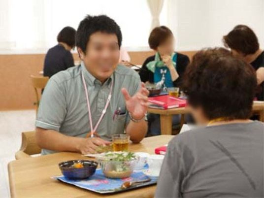 食事を楽しむ人々食堂