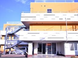 明るい外観の建物