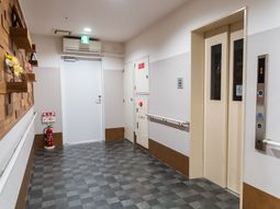 手すり付き綺麗な廊下