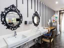 清潔な洗面台と鏡