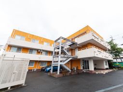 明るい色の外観の建物