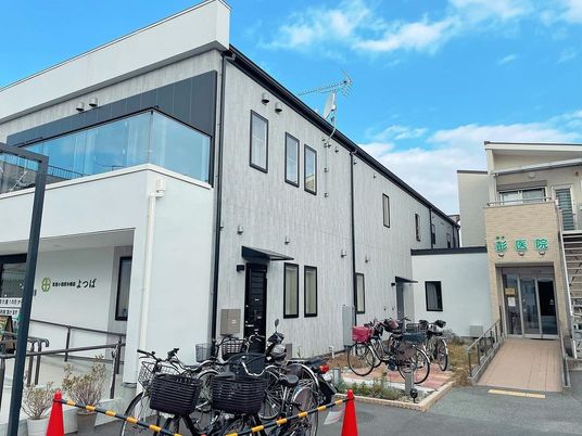 建物外観と駐輪場の外観  