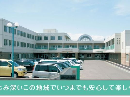 施設の外観と駐車場  