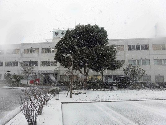雪に包まれた施設外観  
