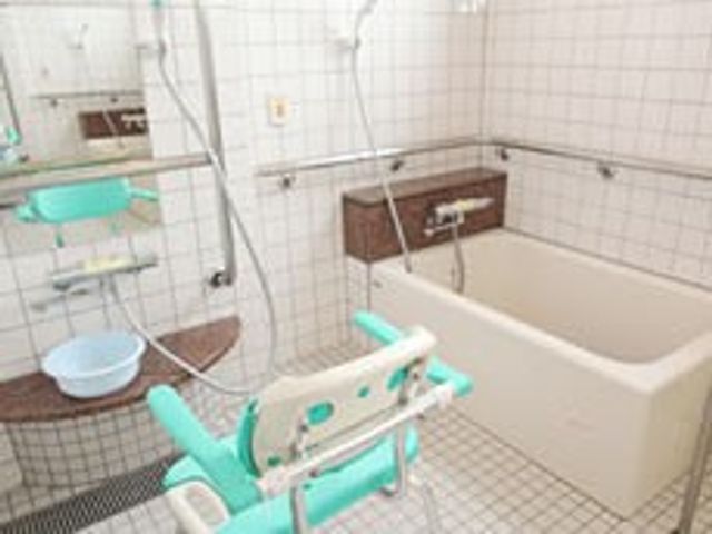 車椅子対応の浴室 浴室 広々とした設計で、車椅子の方でも安心して利用できる浴室です。清潔感あふれる空間で快適です。