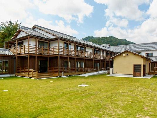 広い庭のある外観  