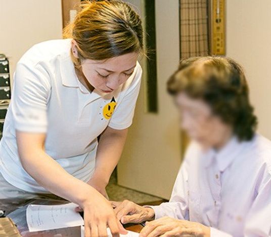 スタッフが指導する様子