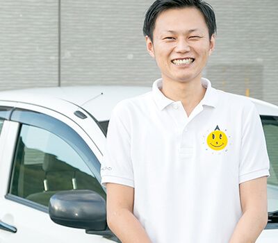 笑顔のスタッフがいる外観