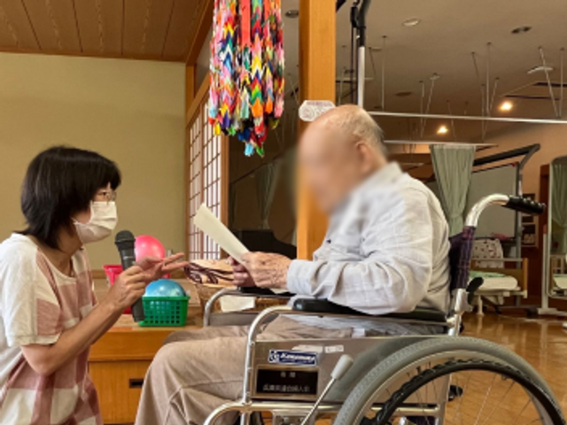 会話する利用者とスタッフ
