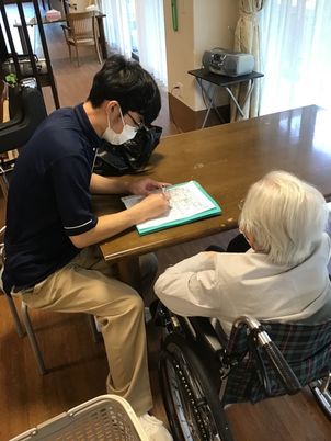 車椅子の方とスタッフが対話する様子