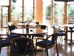 明るい食堂のテーブル席  