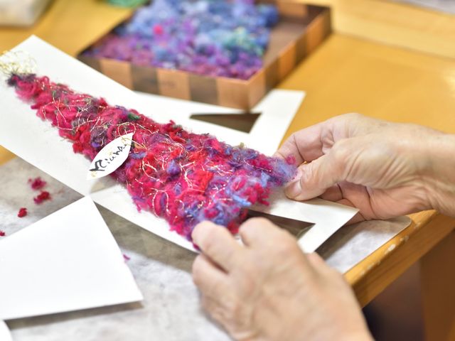 作品作りの様子 多彩なアクティビティ 利用者が手作りの創作活動を楽しめるような空間を提供しています。