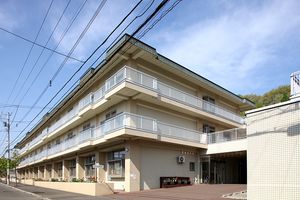 三階建ての建物外観