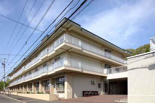 三階建ての建物外観