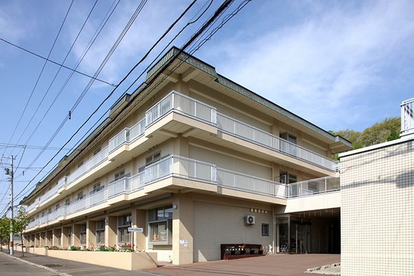 三階建ての建物外観