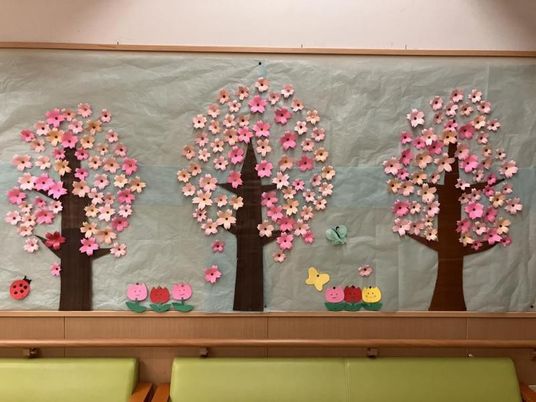 桜の壁飾りの廊下  