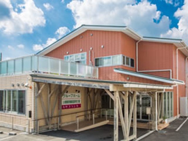 明るい外観 外観 広々としたエントランスがあり、日差しがたっぷりと入る明るい施設です。