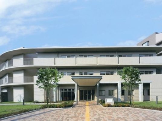 明るい日差しの外観