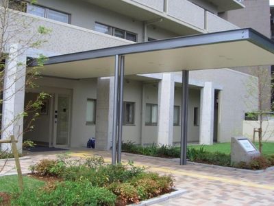 明るい中庭のエントランス