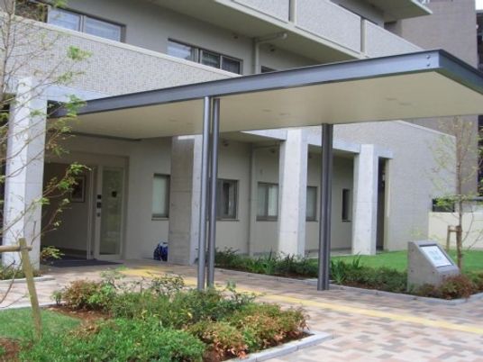 明るい中庭のエントランス