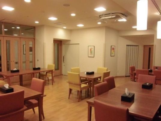 明るい共用ダイニング