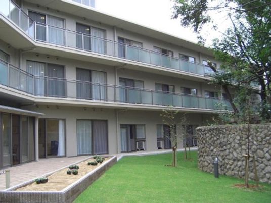 緑に囲まれた建物外観