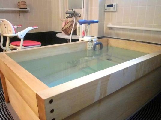 バリアフリー設計の浴室