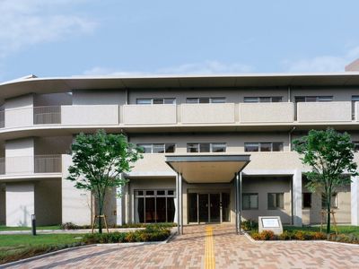 明るいエントランスの外観