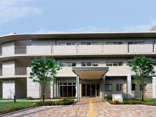 明るいエントランスの外観