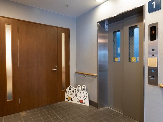 廊下のエレベーターとドア