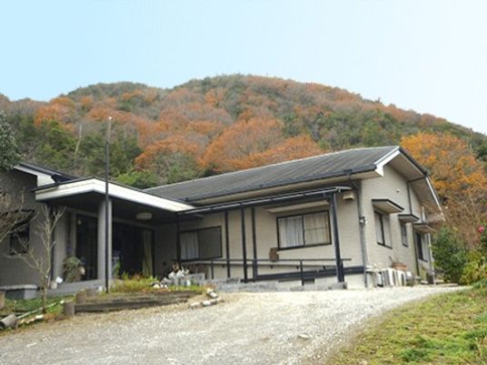 自然に囲まれた建物