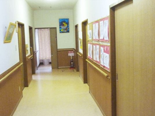 明るい廊下と掲示物