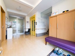 明るいエントランスの様子