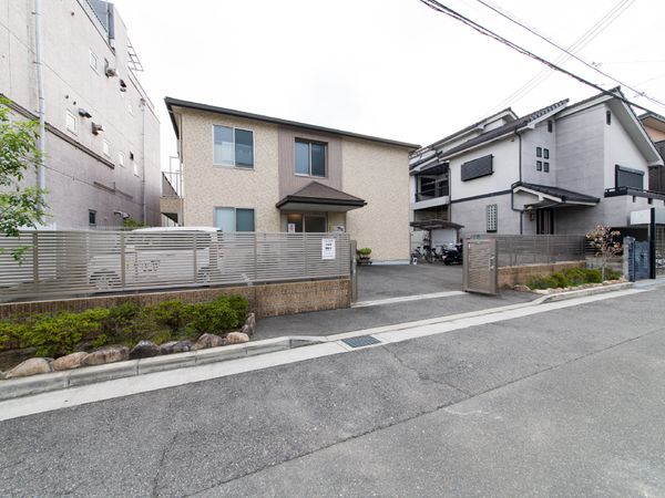 建物の外観と入り口