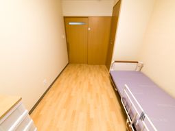 明るい居室の様子