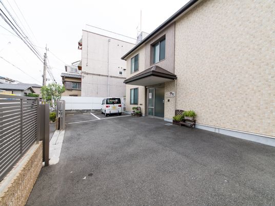 外観の建物と駐車場