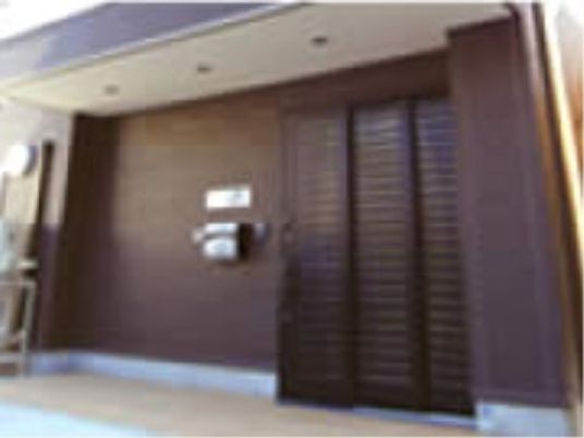 エントランスの明るい外観