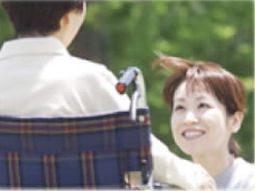 笑顔のスタッフと利用者