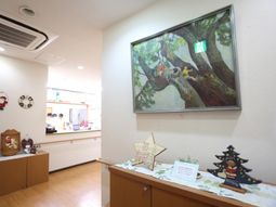 明るい廊下のアート装飾