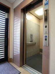 エレベーターのドアと操作盤