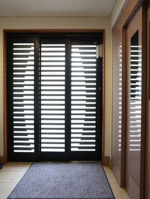 木製格子の明るい和室入口