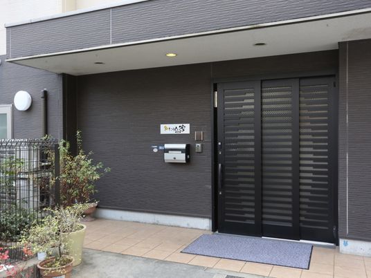 エントランスの正面玄関
