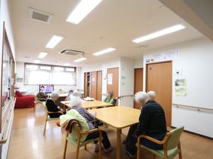 居室で過ごす人々