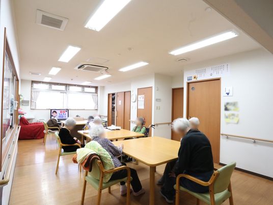 居室で過ごす人々