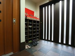 エントランスの靴箱と扉