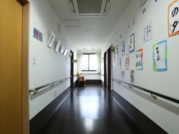 廊下に掲示物と椅子