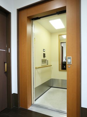  バリアフリー設計のエレベーター  