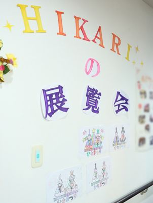  壁に装飾された掲示物  