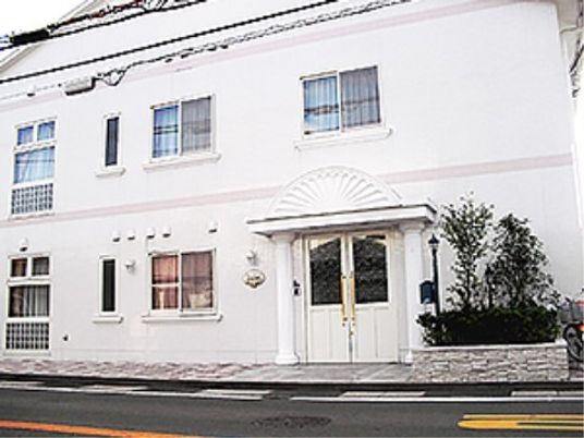 白壁の建物正面入口