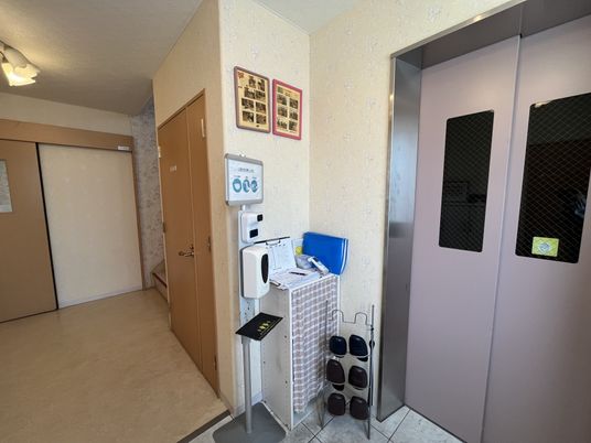 ゆったりした廊下とエレベーター